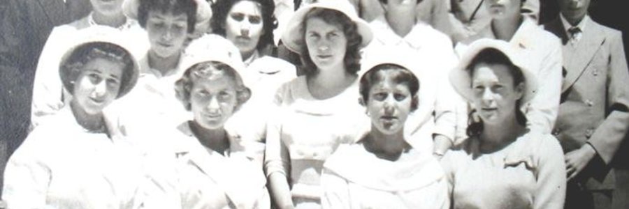 Groep Gansbaai jongmense saam met ds. Pretorius voor kerk in 1060